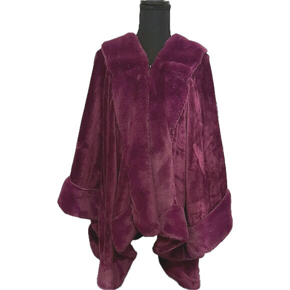 Patricia Altschul Accessories - FAUX FUR HOUSE WRAP Patricia Altschul
Luxe Faux Fur Wrap Burgundy Wine Purple